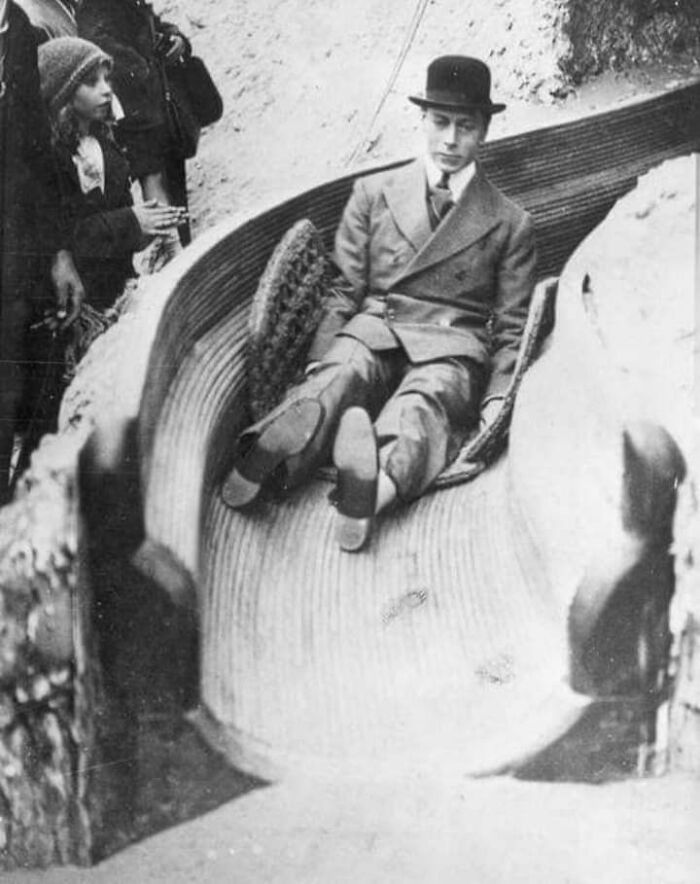 El rey Jorge VI estalla de emoción en una atracción de un parque temático - Años 30