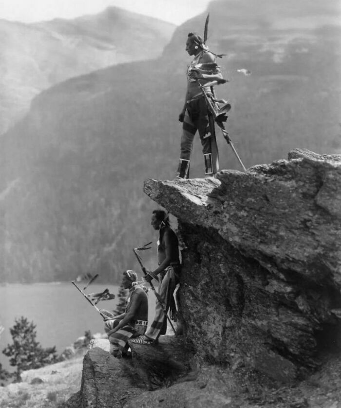 Miembros de la Tribu Piesnegros en el parque nacional Glacier, 1913