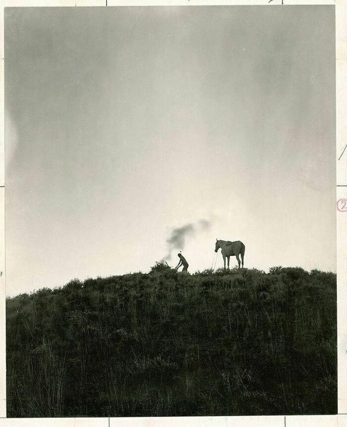 Un nativo americano envía señales de humo en Montana, junio de 1909