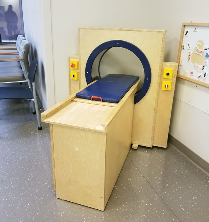 Este hospital tiene un juego de resonancia magnética para los niños. Esto es genial para ayudar a los niños con ansiedad por tener que hacerse las resonancias magnéticas y se sientan mejor