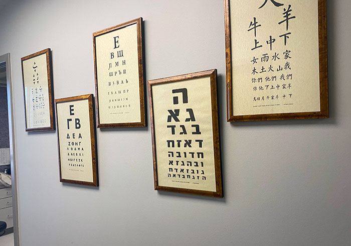Mi oculista ofrece exámenes oculares en varios idiomas