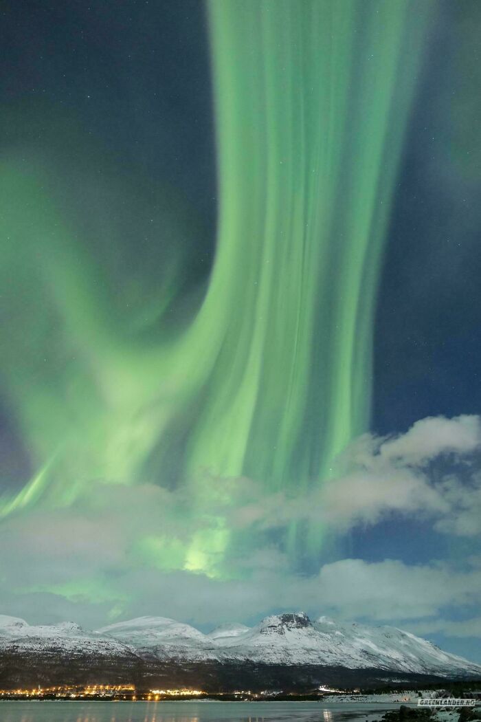 Auroras boreales gigantes sobre montañas nevadas, mostrando por qué las cosas extremadamente grandes pueden asustar.