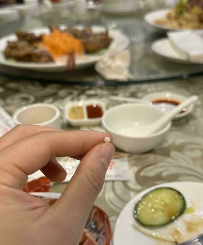 Estaba comiendo ostras fritas y mordí algo duro. Era una perlita