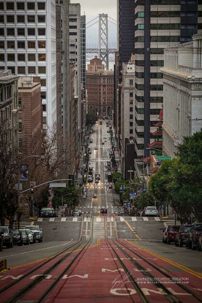 Tengo un gran miedo a las alturas y la pendiente de las calles de San Francisco lo pone a prueba, pero esta vista merecía la pena; tomada justo antes del amanecer.