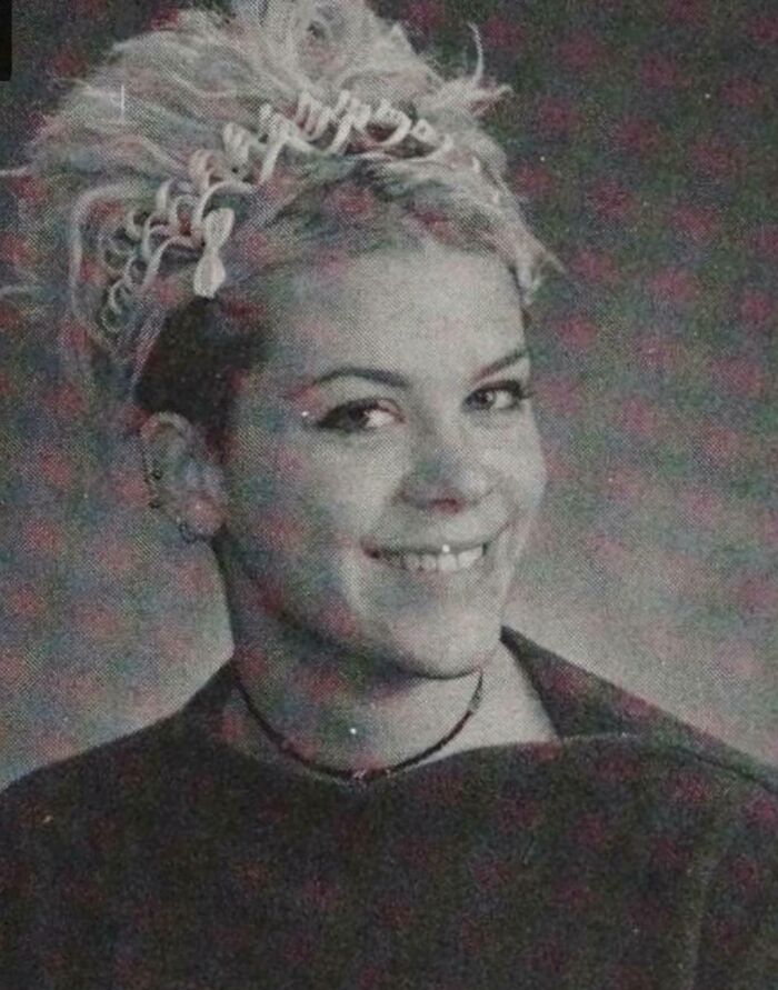 Hace casi 25 años... Solía envolverme el pelo con cosas. Tenía 17 años. Diadema con cable de teléfono. 