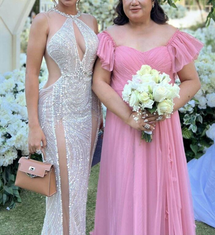 Una invitada de la boda superando a la novia en Filipinas. Un poco demasiado revelador, y el color está un poco fuera de lugar para mi gusto. ¿Qué piensas?