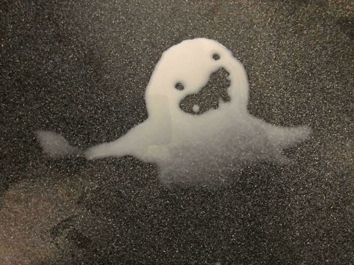 Se me ha derramado la leche y el charco parece un fantasma tontito