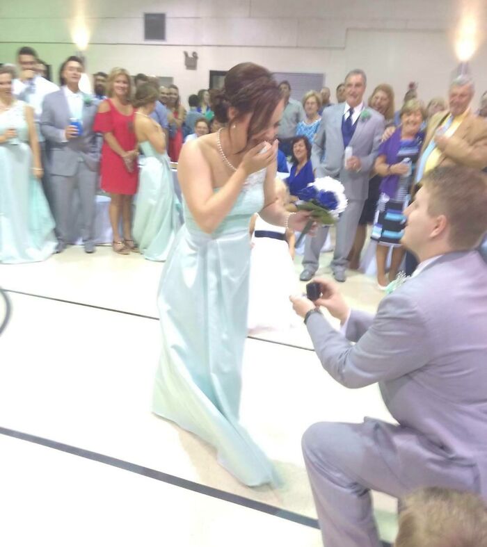 El momento perfecto para pedir matrimonio. La boda de la amiga de la dama de honor