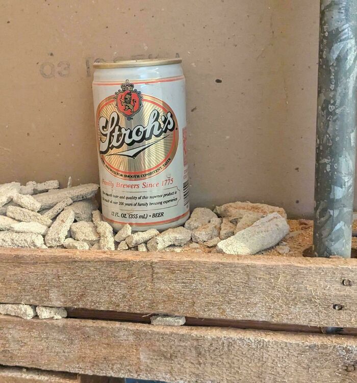 Remodelé mi cuarto de baño en 1987, cuando tenía 25 años, y dejé una lata de cerveza y una moneda en la pared para que algún futuro trabajador las encontrara. Hoy las encontré
