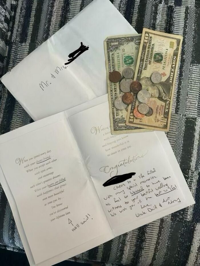 La pareja que se coló en la boda de mi hermana dejó una tarjeta con 11,54 dólares dentro