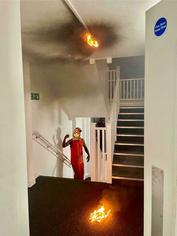 Anoche, una alarma contra incendios provocó uno en el hueco de la escalera de un departamento 