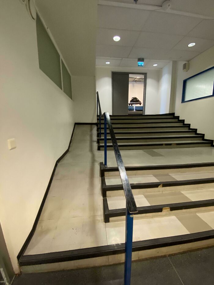 Rampa mal diseñada junto a escaleras, un claro ejemplo de fails que solo alguien tenía que documentar.
