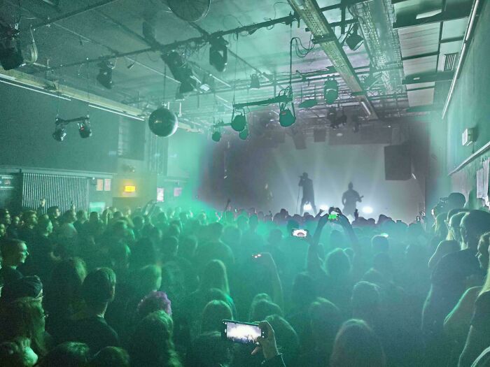 El momento justo en el que las luces cambiaron de color en un concierto