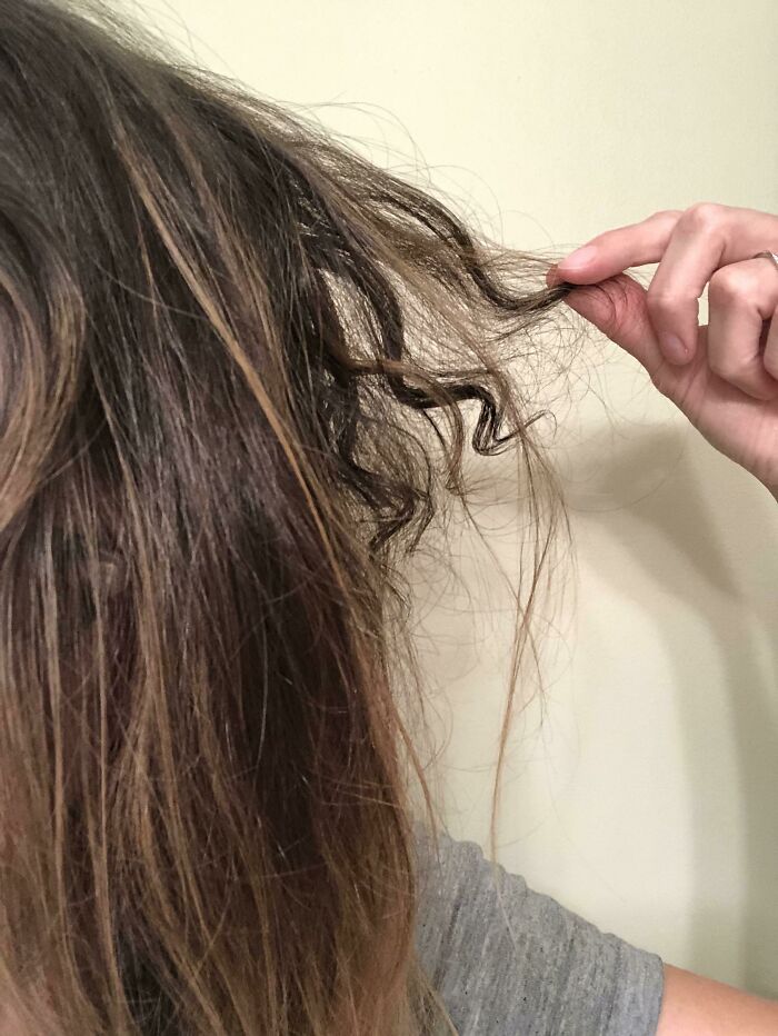 Se me cayó un mechón de pelo hace 1,5 años y me ha vuelto a crecer rizado