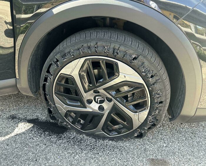 A mitad de camino del viaje por carretera en Sicilia, el neumático explotó de repente. Ocurrió exactamente 12 horas después de intoxicarme con comida en mal estado la noche anterior.