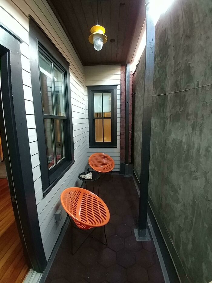 Incluido un "balcón privado". Solo tiene vistas a la pared del edificio de al lado