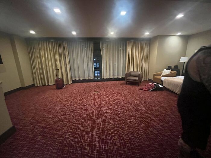 El hotel en el que reservé con semanas de antelación no tenía una habitación para nosotros cuando llegamos. Nos dieron un sofá cama en una sala de conferencias.