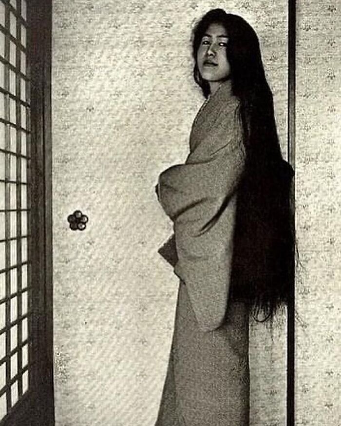 Una geisha después de lavarse el pelo, antes de peinárselo, en Japón en 1905