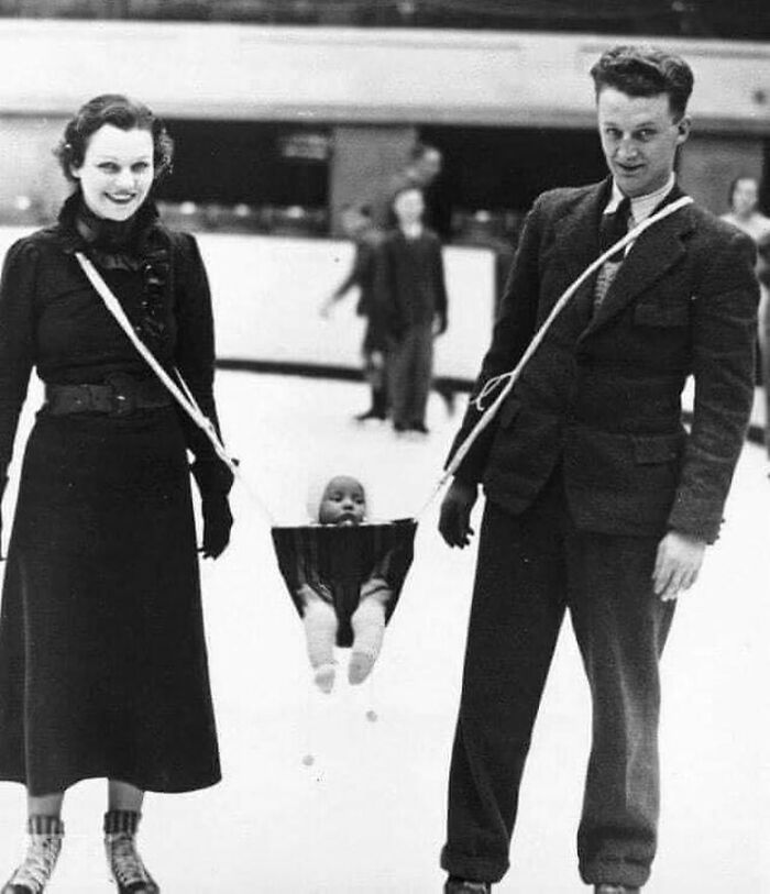 Padres que llevaban a su bebé a patinar sobre hielo en los años 30