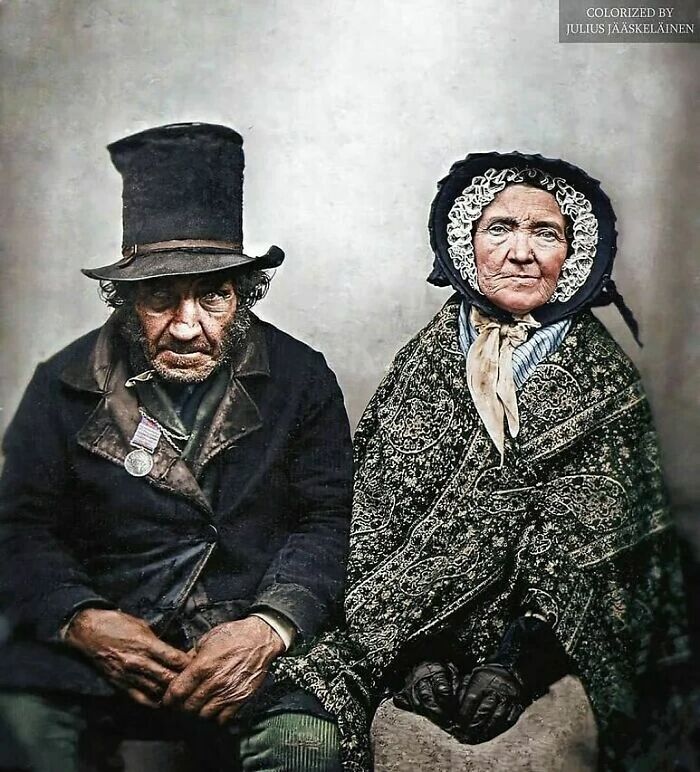 Fotografía de un veterano británico de las guerras napoleónicas posando con su esposa. Fue tomada hacia 1860, 45 años después de la batalla de Waterloo.