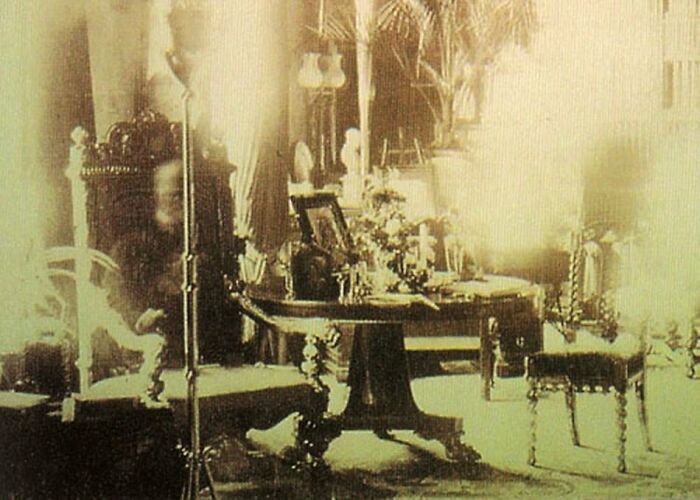 Esta fotografía de la biblioteca de la abadía de Combermere fue tomada por Sybell Corbet en 1891.