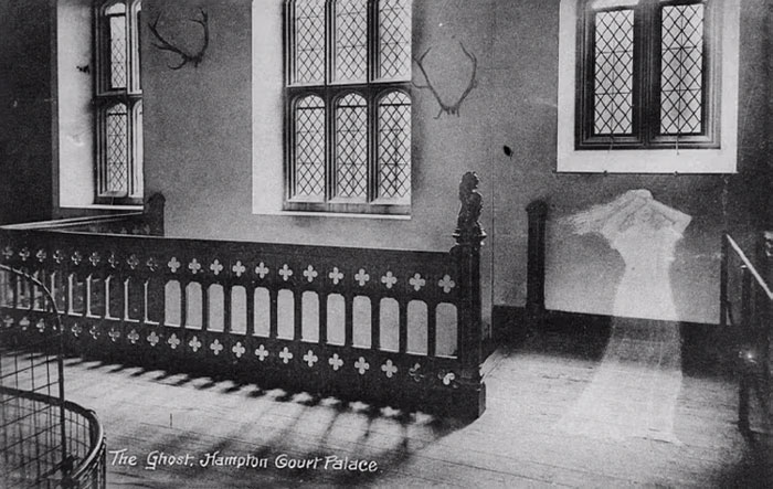 Esta típica postal de principios del siglo XX dice revelar a Catherine Howard, «captada» por la cámara en la sala de los cuernos del palacio.