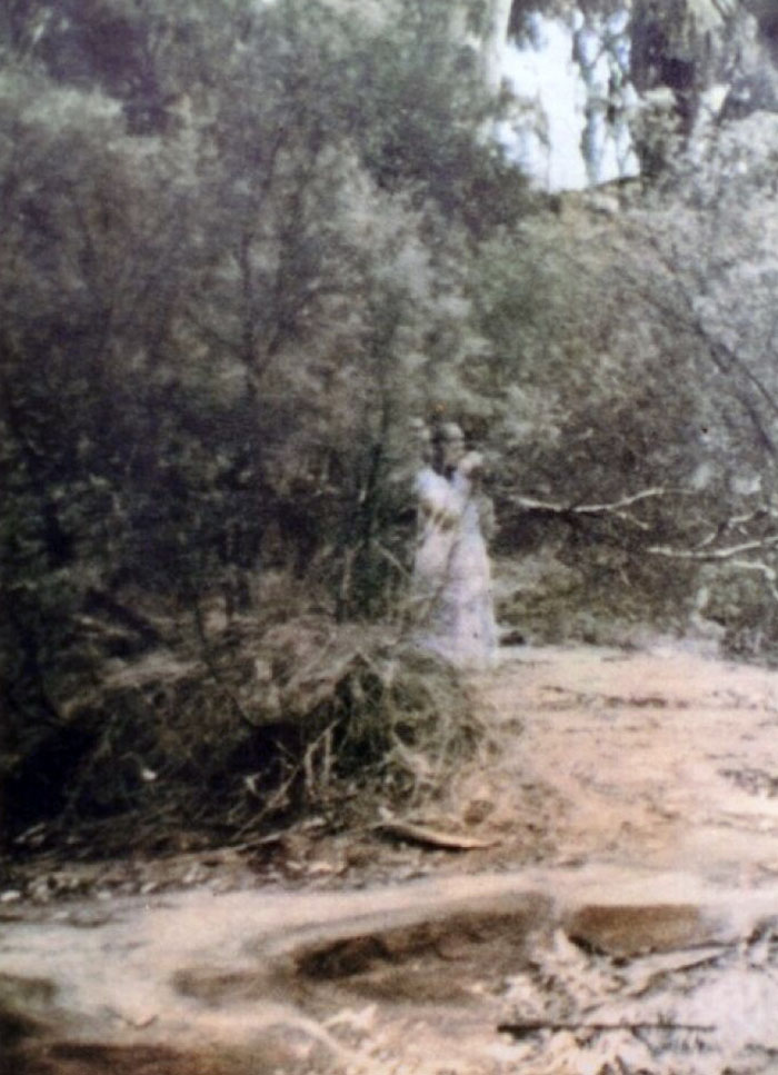 En 1959 (a veces anotado como 1956) el ministro presbiteriano de Adelaida R.S. Blance estaba visitando Corroboree Rock, cuando tomó una foto de la escena aparentemente vacía. Al revelar la foto, encontró la imagen de una persona de pie entre los matorrales que rodeaban el claro.