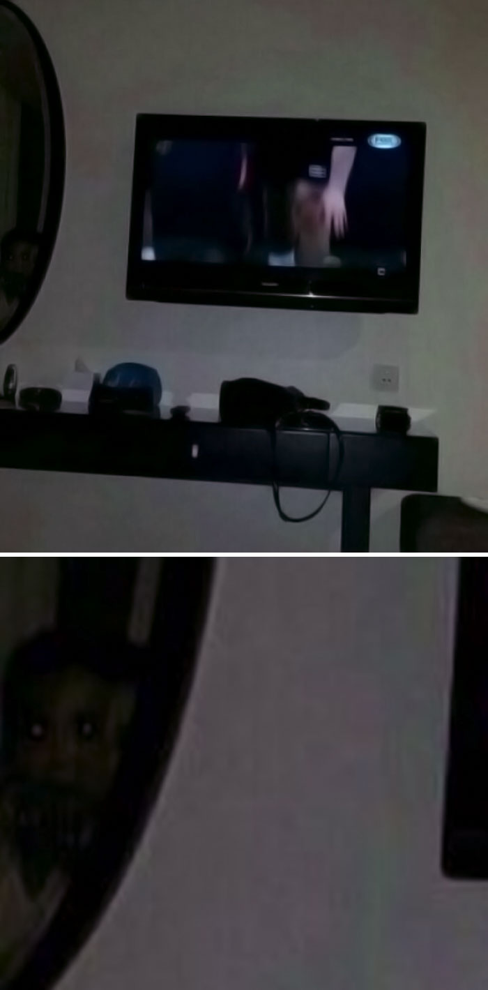 Mi ex novia envió esta foto al chat de su familia para anunciar que había llegado al hotel sana y salva. El hermano contesta, "¿Quién es ese en el espejo?"