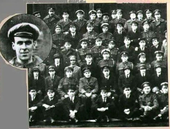 Esta imagen fue tomada por Sir Victor Goddard, de su escuadrón en 1919. Se cree que la imagen fantasmal detrás del cuarto marinero desde la izquierda, en la parte superior, es de Freddy Jackson. Jackson murió unos días antes de que se tomara la foto al chocar contra una hélice en movimiento.