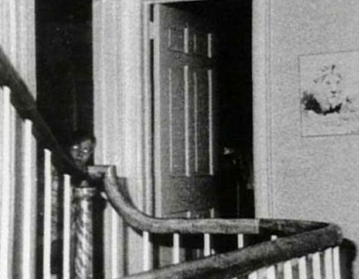Esta es la famosa foto tomada en el interior de lo que ahora se conoce como la casa del terror de Amityville. Esta foto supuestamente muestra al fantasma de John DeFeo asomándose por una puerta. 1976