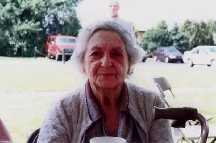 De alguna manera, el marido de esta señora consiguió aparecer en esta foto a pesar de haber fallecido siete años antes. Denise Russell tomó esta foto de su abuela, que entonces vivía sola, el 17 de agosto de 1997.