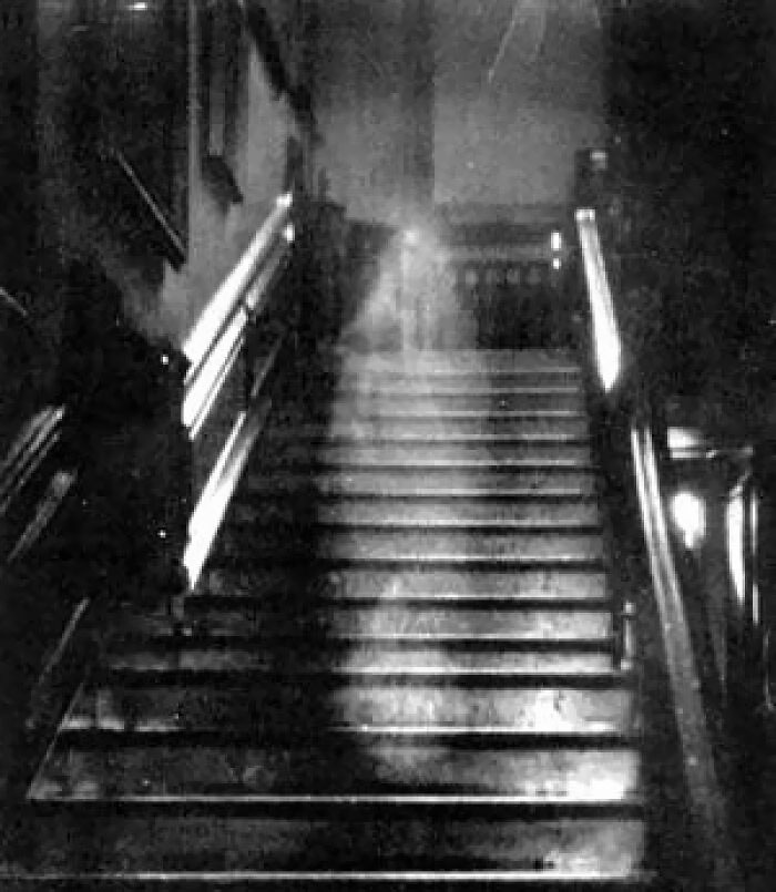 Muchos consideran que esta foto de «La Dama Morena» es una prueba fotográfica real de la existencia de fantasmas.Fue tomada en Raynham Hall, Norfolk, Inglaterra, en 1936.