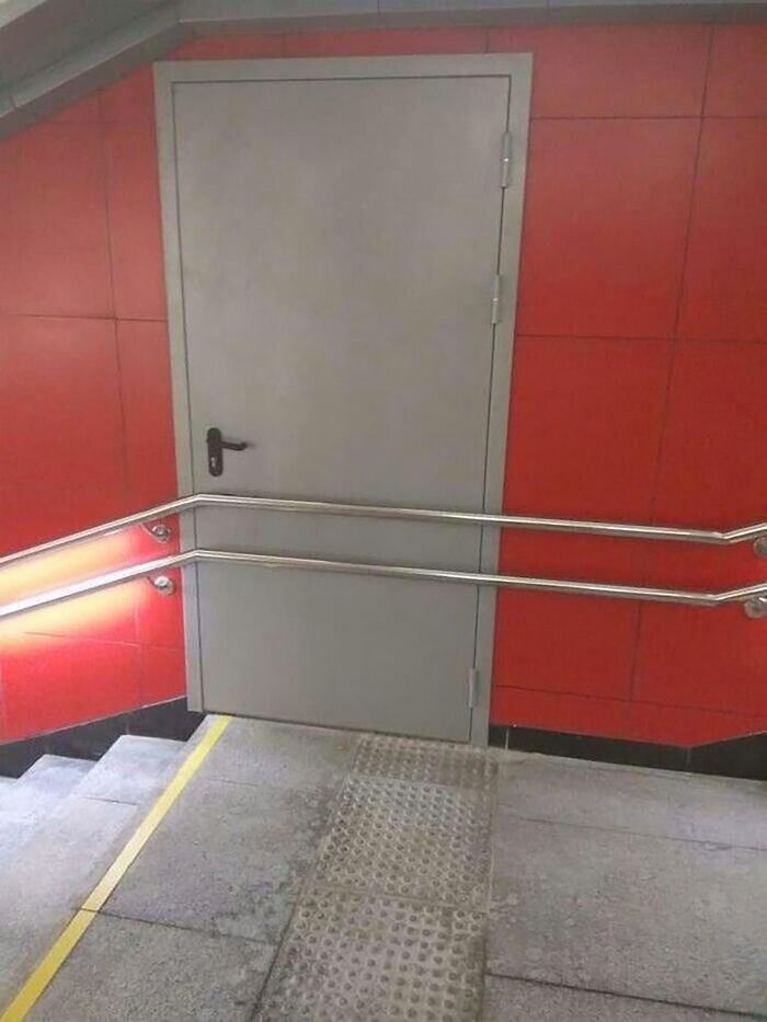 “Another Satisfied Client”: 30 Funny Times People Didn’t Even Try To Do Their Job Right