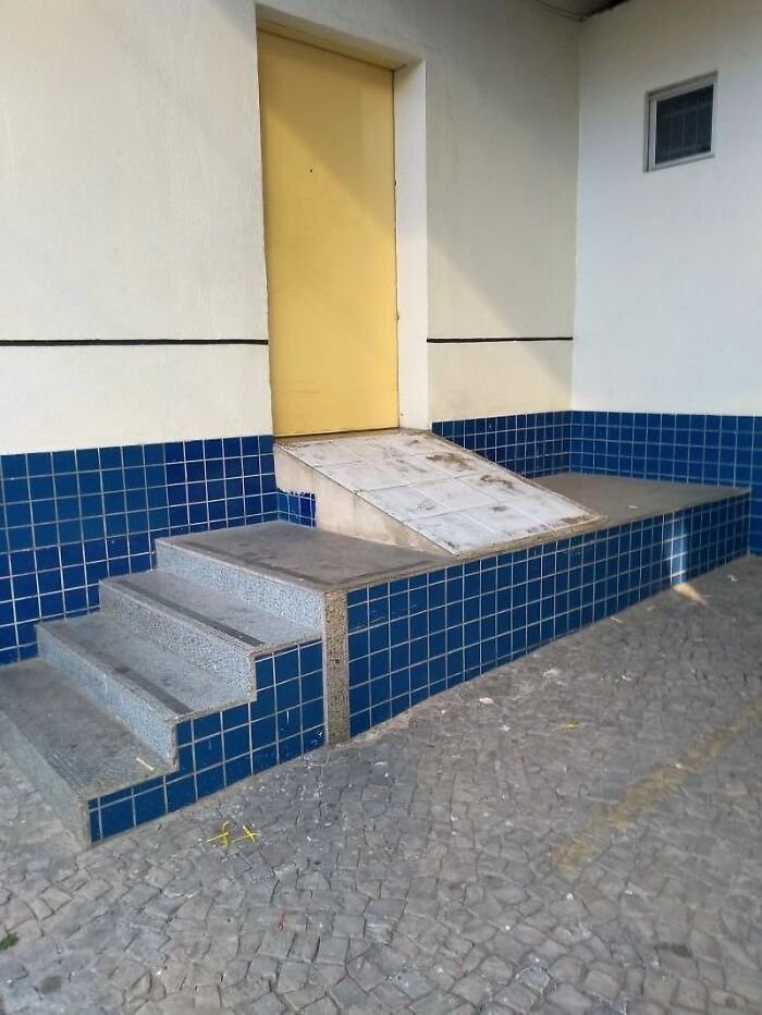 “Another Satisfied Client”: 30 Funny Times People Didn’t Even Try To Do Their Job Right