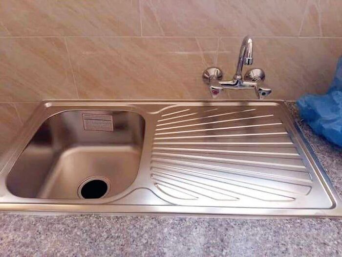 “Another Satisfied Client”: 30 Funny Times People Didn’t Even Try To Do Their Job Right