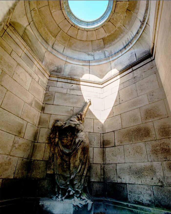 Escondido en el histórico Cimetière de Laeken, en Bruselas, se encuentra un mausoleo que atrae la atención una vez al año con una exhibición realmente extraordinaria.