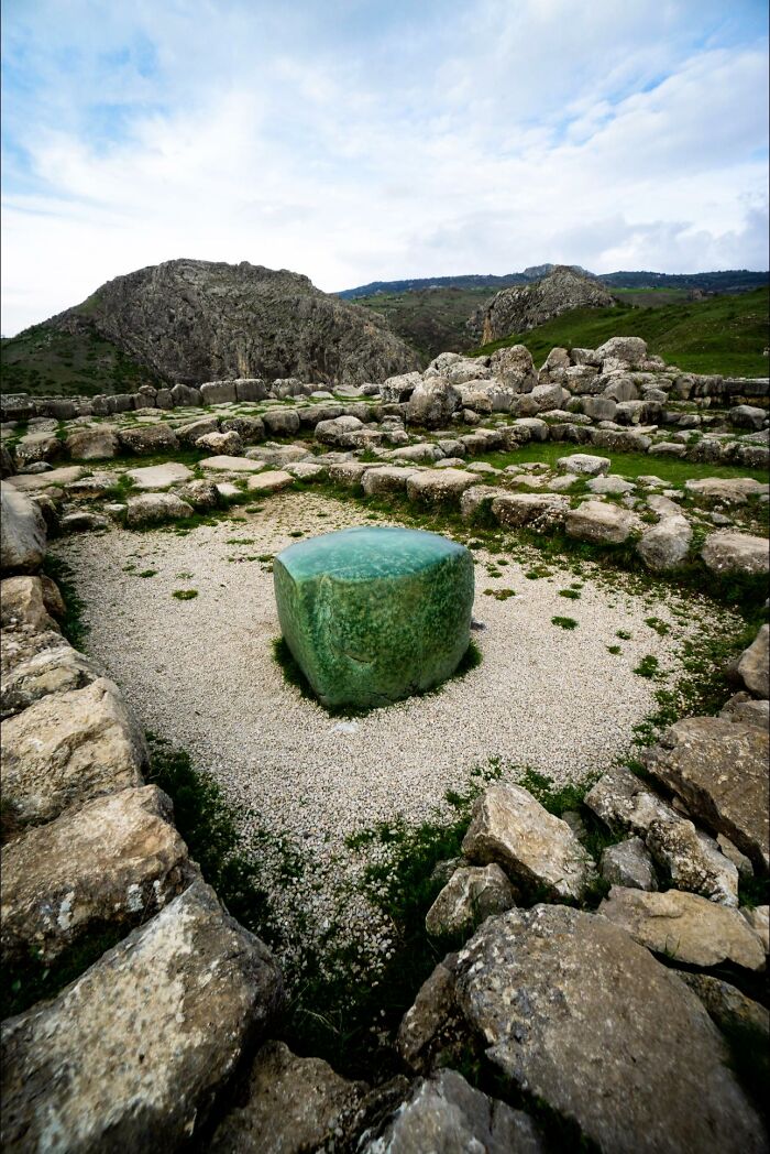 En el corazón de Hattusa, la antigua capital del Imperio Hitita en la actual Turquía, yace una misteriosa piedra verde que se cree que está hecha de serpentinita.