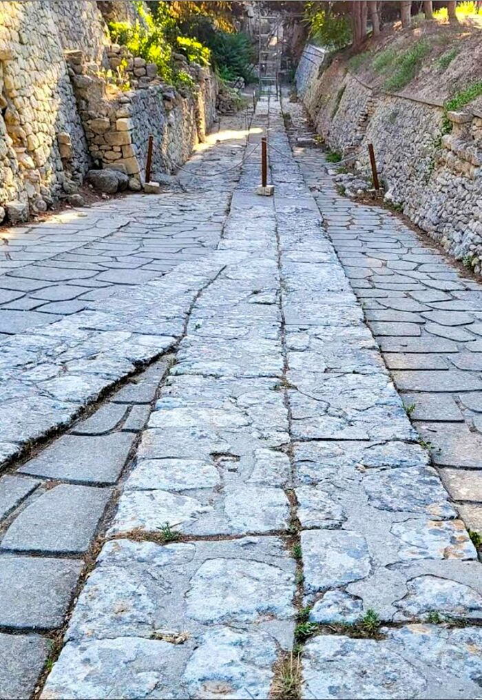 En la isla de Creta se encuentra la carretera más antigua de Europa, una notable obra de ingeniería de más de 3.500 años de antigüedad.