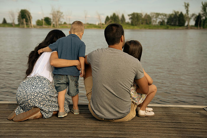 20 Personas revelan el momento en que descubrieron que algo no era normal en su familia