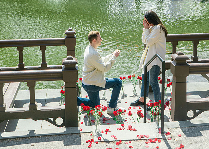 "¿Qué es algo que la gente romantiza pero en realidad es horrible?": 25 respuestas
