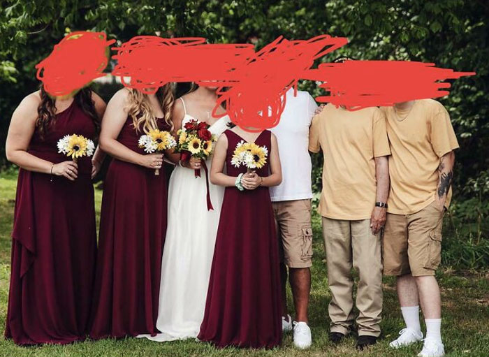 El novio y sus padrinos decidieron que esta ropa estaba bien