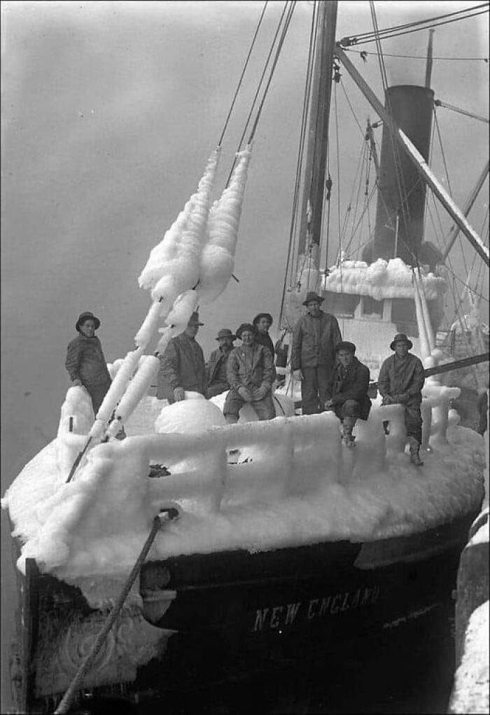 Barco pesquero «New England» cubierto de hielo, Columbia Británica, 1916 / Fotografía de Leonard Frank
