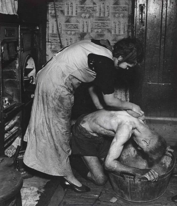 Baño del minero del carbón, Chester-Le-Street, Durham, Inglaterra, 1937 - Foto de Bill Brandt
