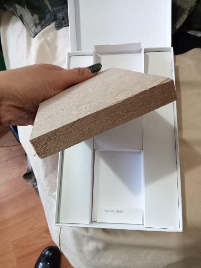 Mi amiga compró un tablet en la tienda (oficial) de Samsung en Amazon y recibió esto (además lo necesitaba urgentemente)
