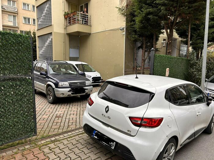 Tengo que viajar a otra ciudad lo antes posible y este c*brón decidió aparcar su coche justo en frente de mi garaje. Han pasado 45 minutos y no es la primera vez que pasa. Todavía estoy esperando la grúa.