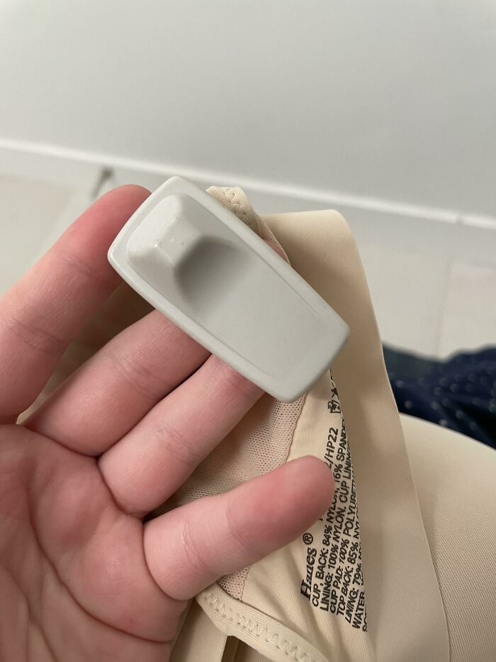 Recibí un sujetador nuevo por Internet. Cuando llegó esta cosa todavía estaba conectada