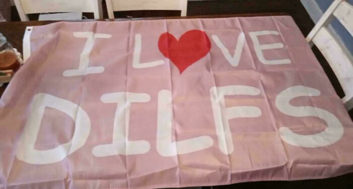 Pedimos a mi hija de 12 años una bandera de Taylor Swift para Navidad. Vino de Amazon. Esto es lo que había cuando lo abrió