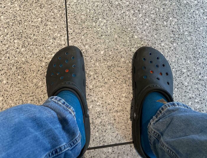 A las 4 horas de un viaje de 13 horas por carretera para las vacaciones de 3 semanas anuales de mi familia, me acabo de dar cuenta de que con las prisas me olvidé de llevar otros zapatos.