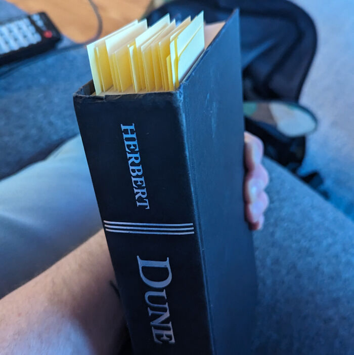 Todos estos Post-Its son páginas arrancadas de esta copia de Dune que conseguí en Ebay.