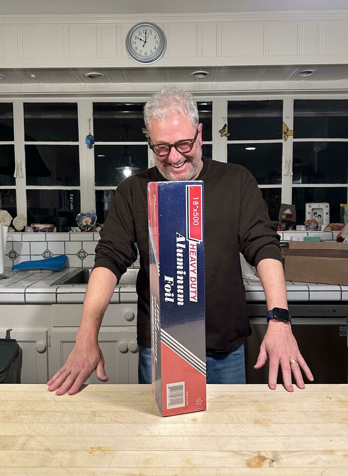 Mi padre alucinando con el tamaño del rollo de papel de aluminio que se ha comprado por internet
